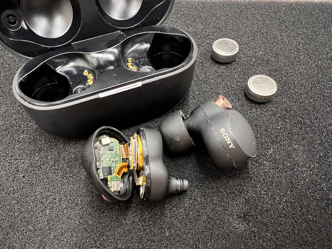 Sony earbuds  XM3 with open case battery change